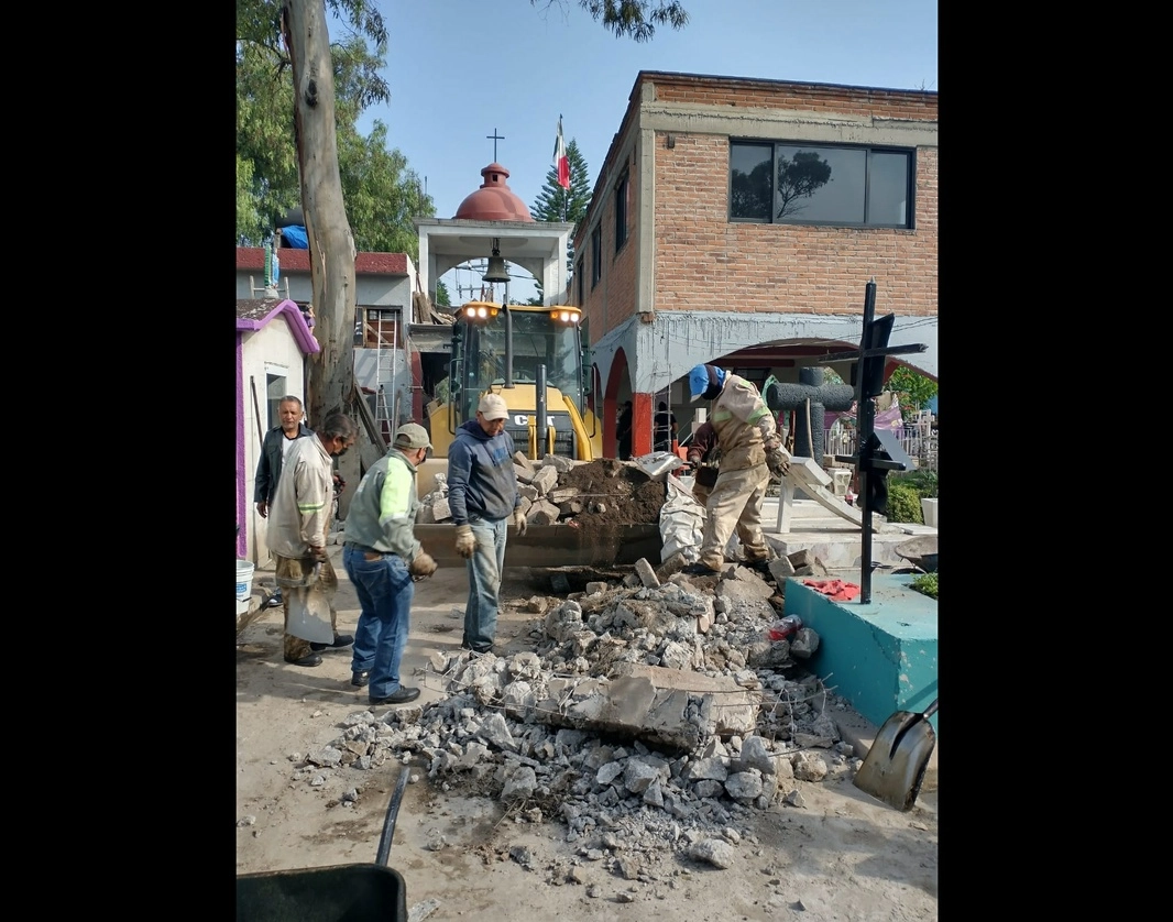Se realizaron trabajos de limpieza y retiro de maleza en los panteones de Coyoacán. Foto Cortesía Alcaldía Coyoacán