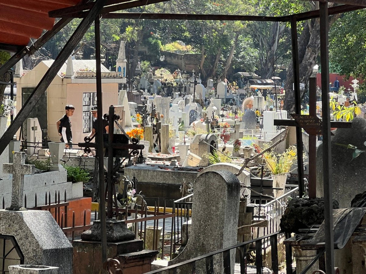 Ante la falta de nuevos espacios en los camposantos de Cuernavaca, familiares usan la misma sepultura para enterrar a sus nuevos difuntos. Foto 