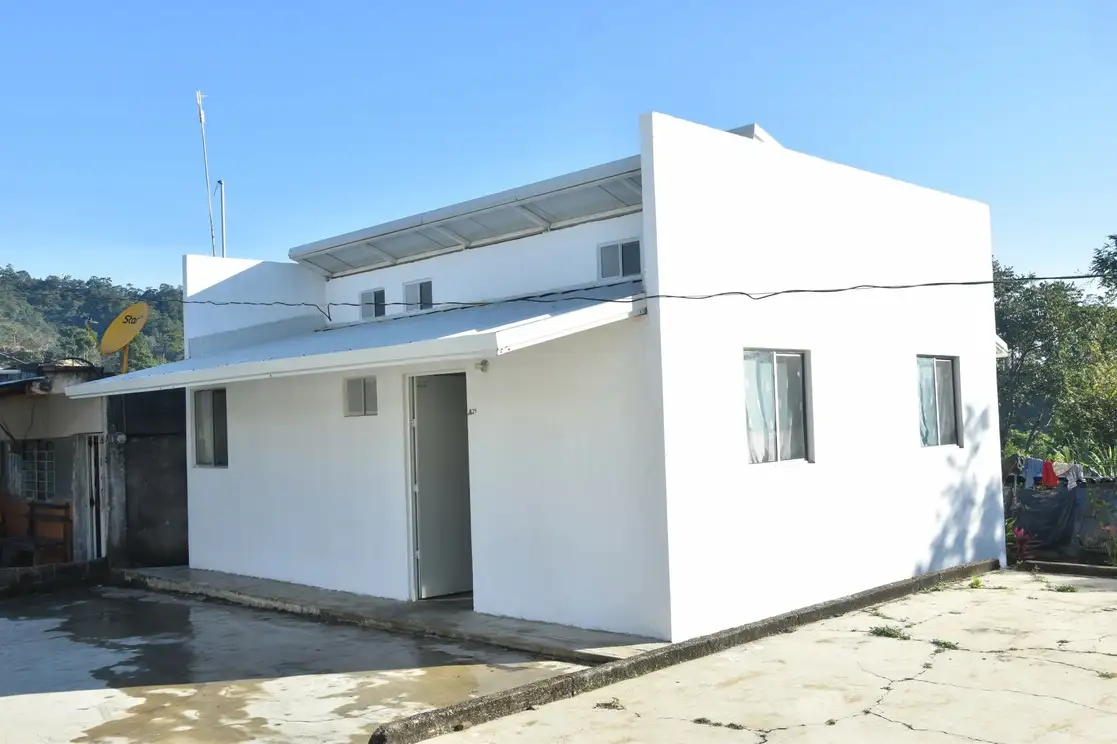 Las empresas y organizaciones involucradas llevaron a cabo la entrega simbólica de las viviendas en la escuela primaria del Ejido Villahermosa. foto cortesía