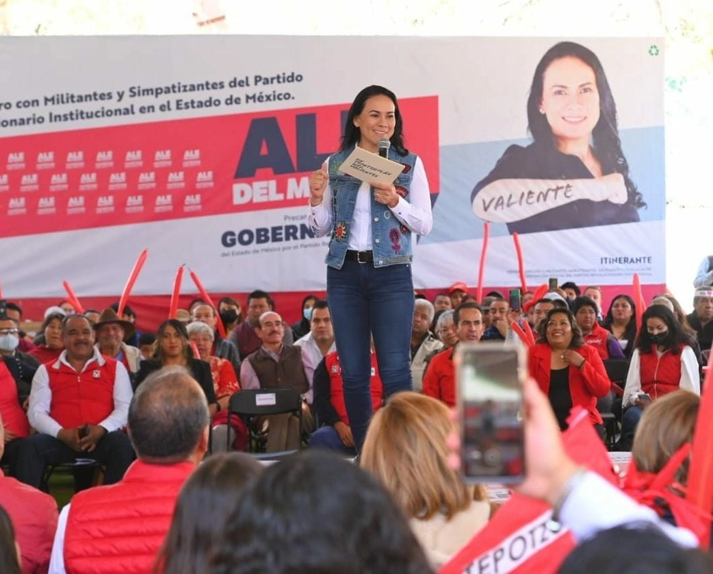 Alejandra del Moral con militantes de Coyotepec. Foto La Jornada
