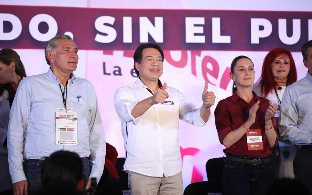 El secretario de Gobernación, Adán Augusto López; el dirigente de Morena, Mario Delgado, y la jefa del Gobierno capitalino, Claudia Sheinbaum, encabezan el tercer Congreso Nacional de Morena, en la Ciudad Deportiva Magdalena Mixhuca, el 17 de septiembre de 2022. Foto María Luisa Severiano