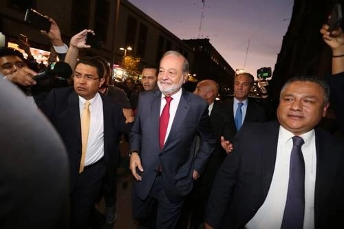 Carlos Slim Helú, presidente vitalicio de Grupo Carso, a su llegada a la reunión en Palacio Nacional. Foto Yazmín Ortega Cortés 