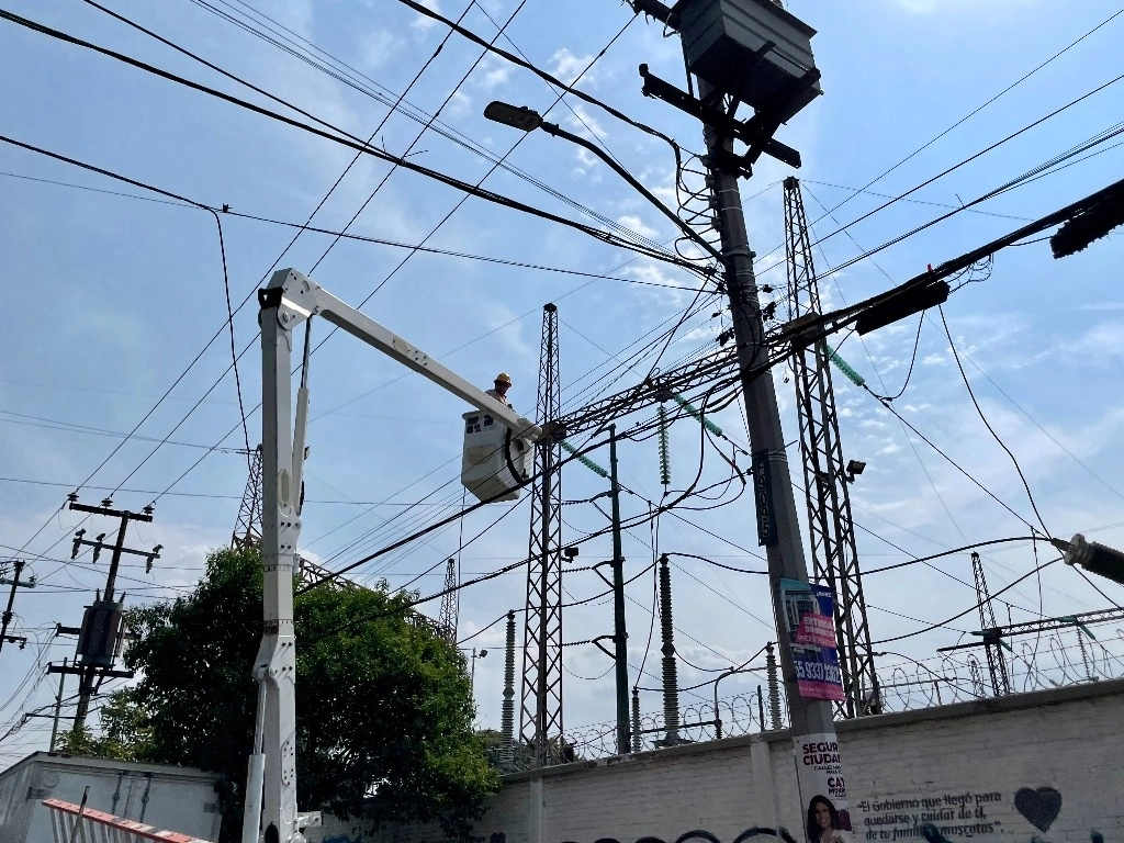 Sobre el estado de alerta, medida preventiva que indica posibles riesgos operativos, emitido ayer a las 09:40 horas, dijo que “esta medida preventiva no implicó restricciones en el suministro de energía eléctrica”. Foto Roberto García Ortiz / La Jornada