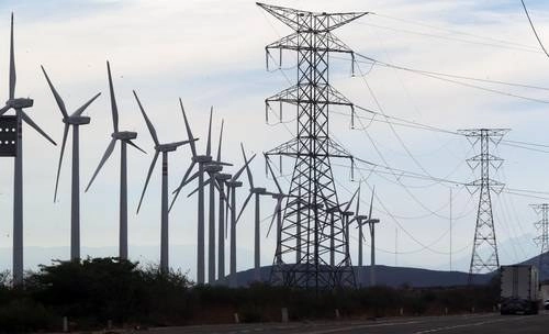 Con los amparos se detuvo la puesta en marcha de nuevas plantas de energía renovable en el sistema eléctrico nacional. Foto La Jornada