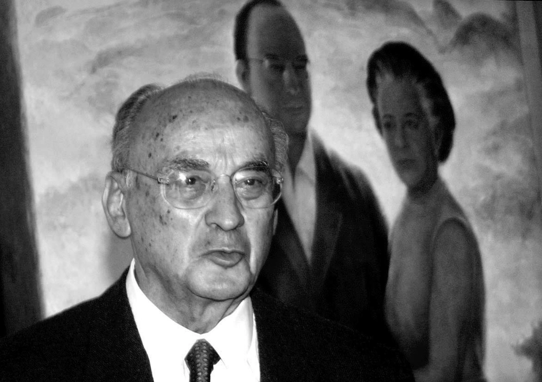 El ex presidente Luis Echeverría posa frente a un retrato en su casa de San Jerónimo, alcaldía Magdalena Contreras, el 23 de mayo de 2001. Foto Alejandro Meléndez