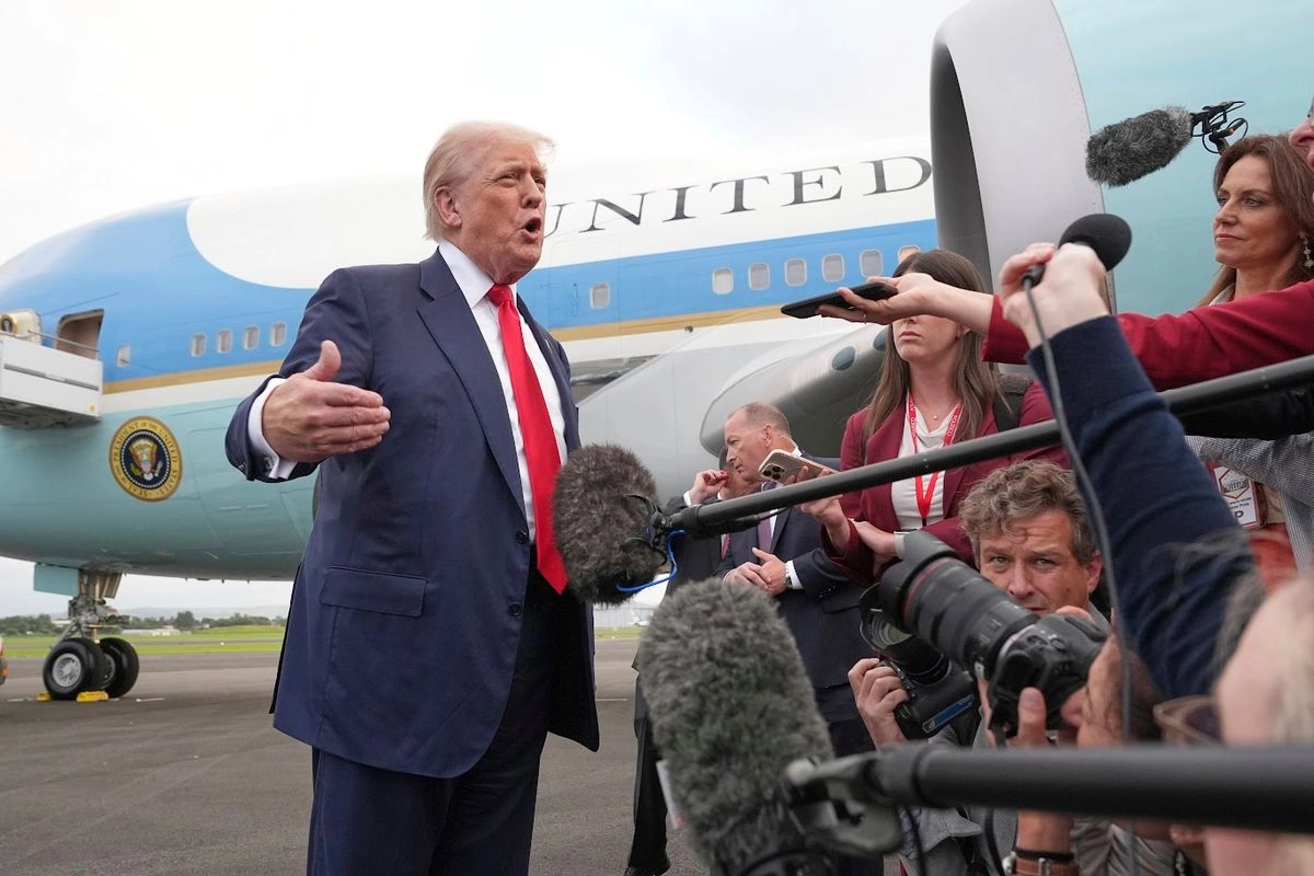 El mandatario estadunidense ante la prensa a su llegada al aeropuerto Glasgow Prestwick, Escocia, donde criticó la política migratoria de Europa. Foto