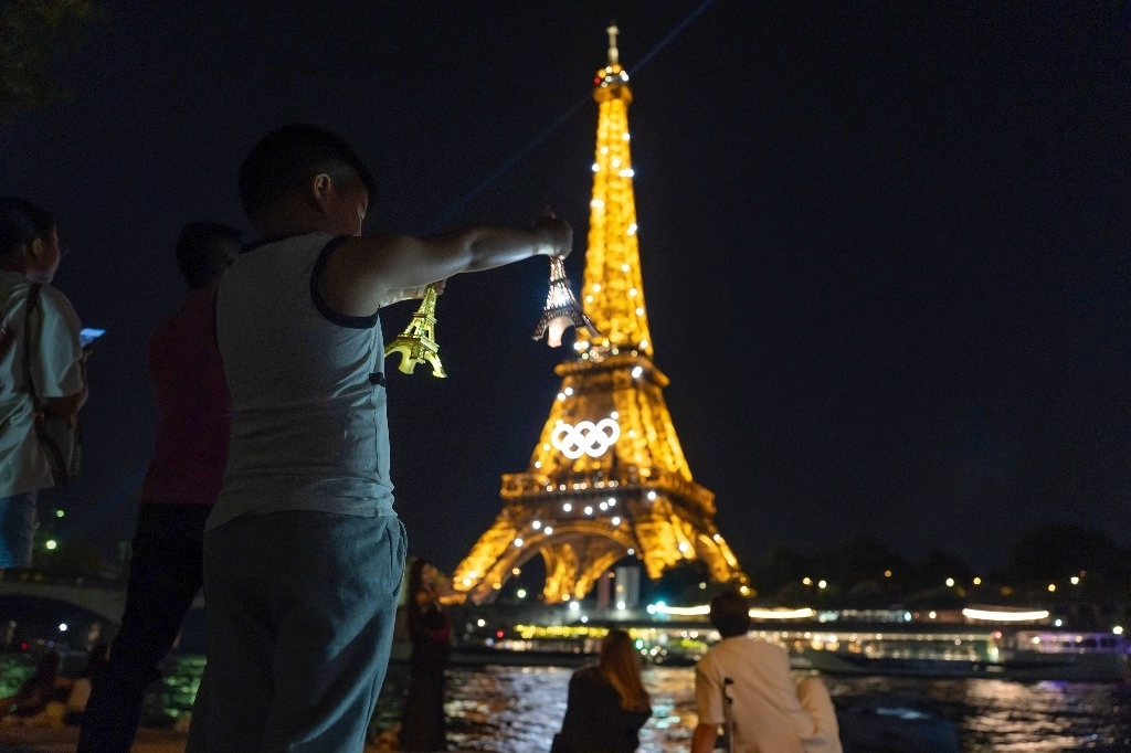 Cientos de policías aplican fuertes restricciones de circulación en varias zonas del centro de París al mismo tiempo que este jueves se abrió la Villa Olímpica y los primeros participantes en los Juegos de París 2024 comenzaron a llegar. La imagen, del 17 de julio de 2024. Foto Ap