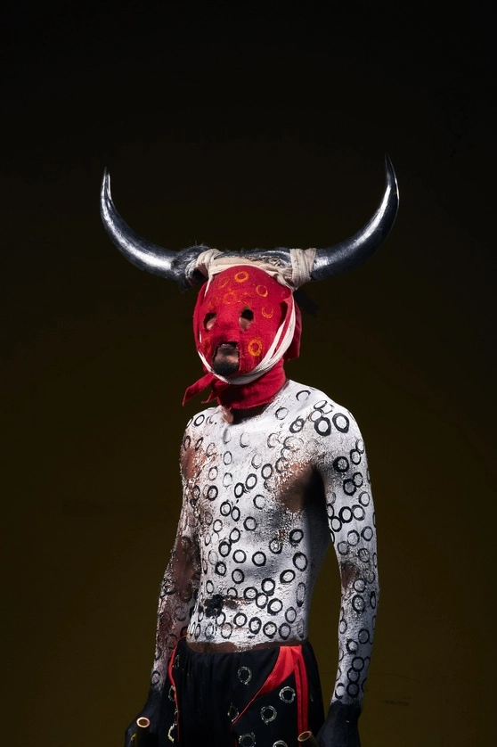 Los retratos de personas disfrazadas de diablos articulan la muestra De aceite, sulfuro y nitrato caído del cielo del fotógrafo Marcel Rius. Foto cortesía