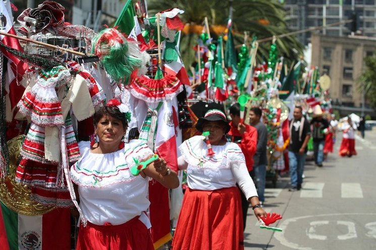 Con el grito de “¡Viva México!”, comerciantes, ataviados con vistosa indumentaria tricolor, pusieron en marcha una caravana de 40 carritos del Monumento a la Revolución al Zócalo. Con ello dieron inicio, como cada año, a la venta de banderas de todos tamaños, matracas y otras mercancías para los festejos de la Independencia de México en el Centro Histórico. Las autoridades capitalinas extendieron permisos para sitios específicos del primer cuadro. Foto Alfredo Domínguez