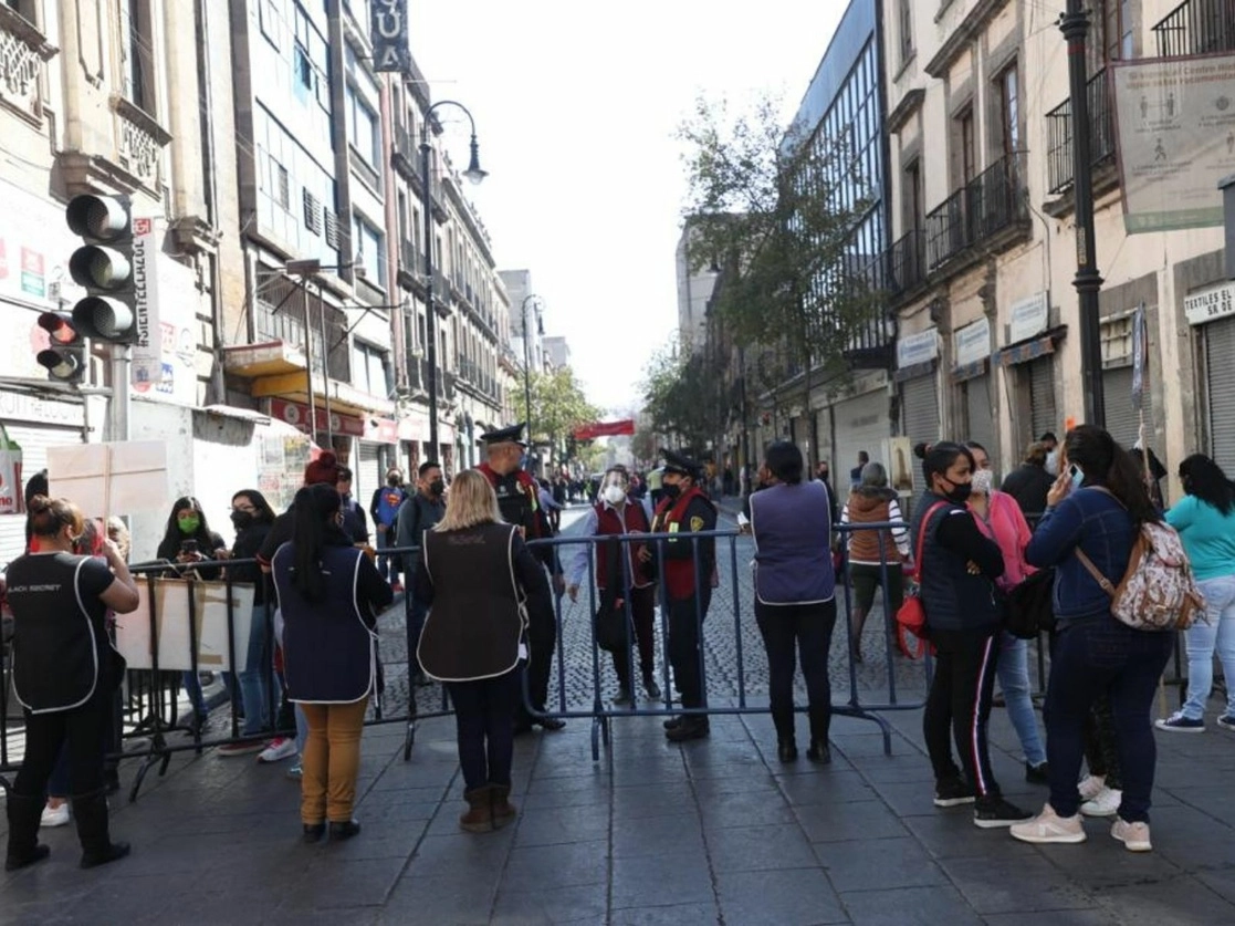 El ingreso de miles de capitalinos se mantiene en la zona del Centro Histórico, pese a las restricciones comerciales por la pandemia, el 28 de enero de 2021. Foto Yazmín Ortega Cortés