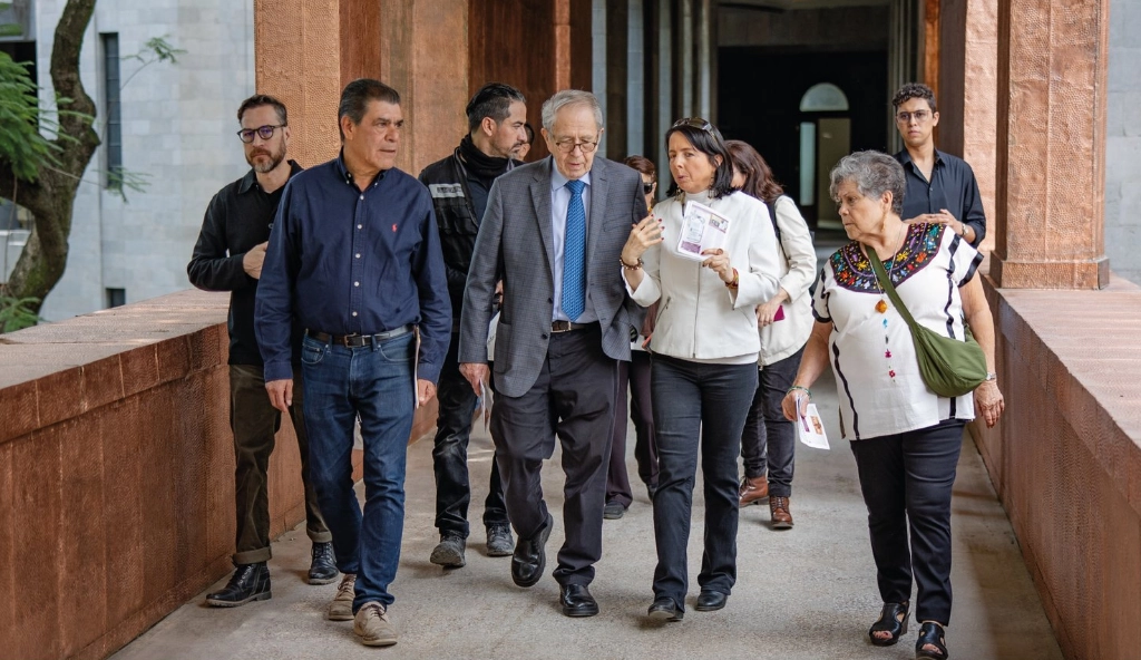 El secretario de Salud, Jorge Alcocer Varela (c,izq) junto con la directora del Conahcyt, María Elena Álvarez-Buylla (c,der) durante un recorrido por el Centro Kalan. Foto tomada de la cuenta de X @ElenaBuylla
 