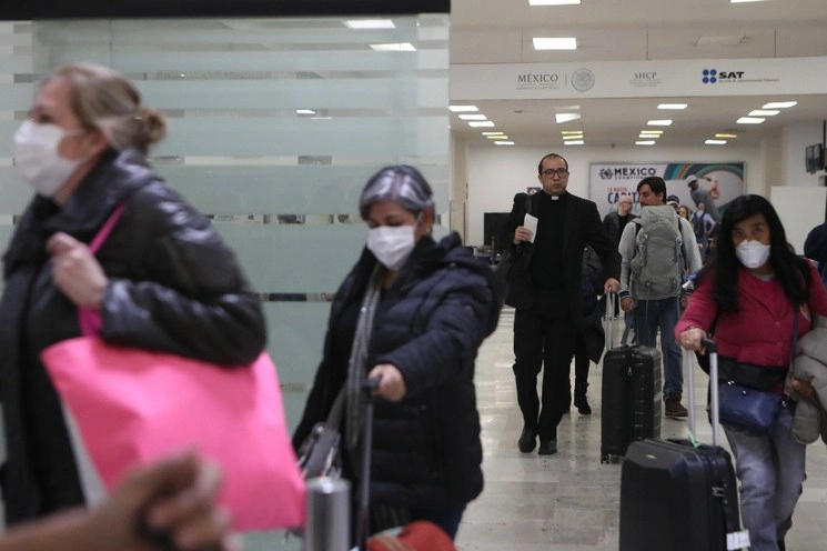 Pasajeros usan cubrebocas en la sala E3, en el AICM. Foto LA JORNADA/Yazmín ortegas Cortés