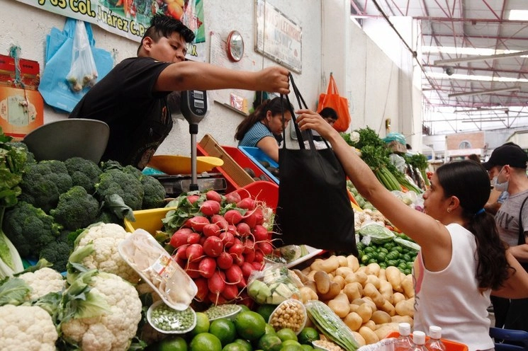 Compras en un mercado de la capital del país. Foto Cristina Rodríguez / Archivo