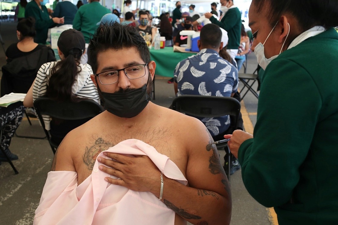 Durante la aplicación de la segunda dosis de la vacuna de AstraZeneca en población de 18 a 29 años, ayer. Foto José Antonio López 