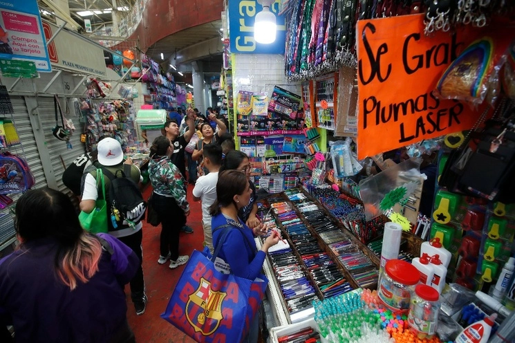 Padres de familia acuden a calles del Centro Histórico a surtir la lista de útiles para el ciclo escolar 2023-2024, en la Ciudad de México, el 30 de julio de 2023. Foto Cristina Rodríguez