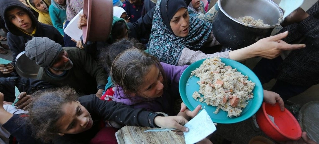 La gente de Gaza intenta desesperadamente conseguir comida en un punto de distribución de UNRWA. Foto UNRWA