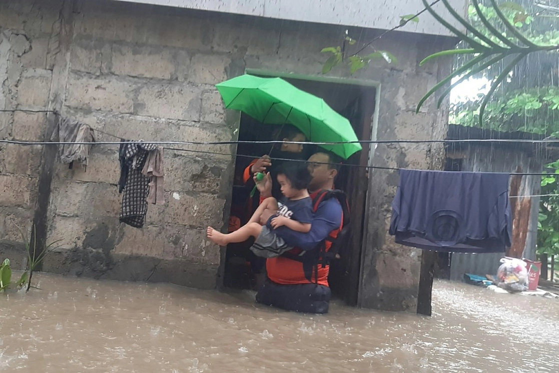 La guardia costera dijo que rescató a miembros de más de una veintena de familias en la ciudad de Ozamiz y el pueblo de Clarín. Foto Afp
