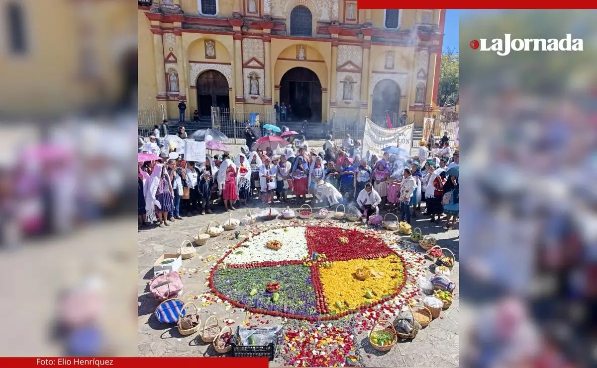 La marcha finalizó con un mitin en la Plaza Catedral, donde colocaron un altar maya y realizaron una ceremonia tradicional.