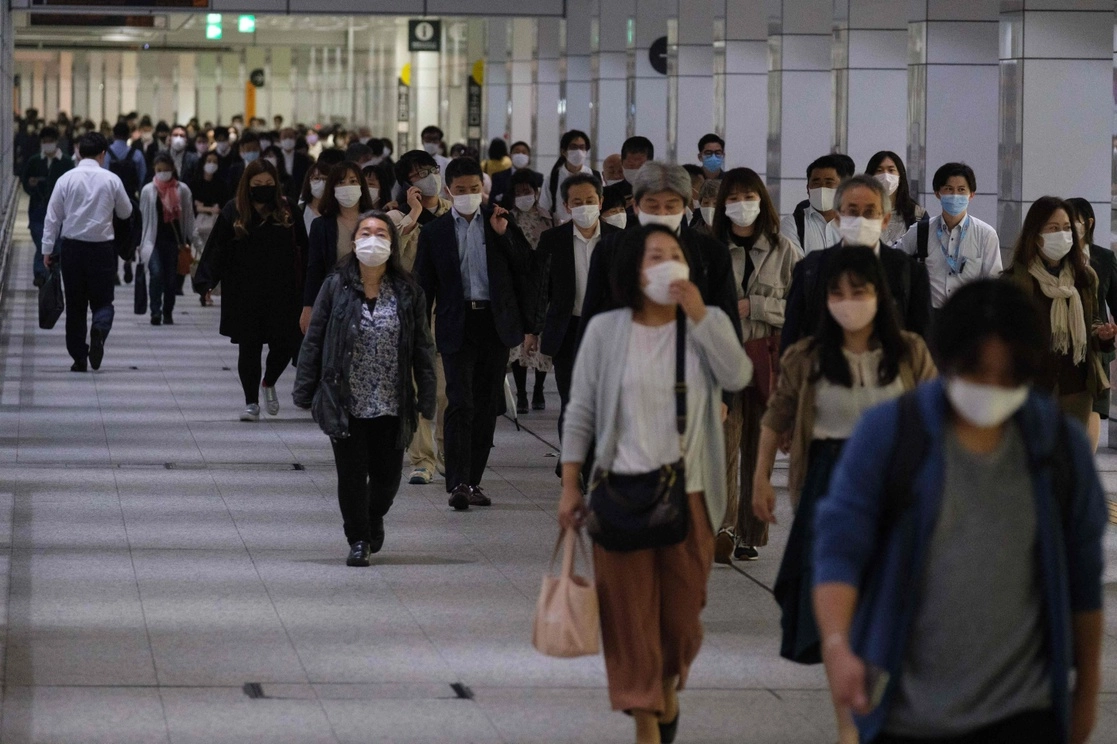 En la estación de Metro de Shinjuku en Tokio, el 7 de mayo de 2021. El primer ministro de Japón, Yoshihide Suga, amplió hoy el estado de emergencia en la capital del país, debido al alza de casos de coronavirus. Foto Afp