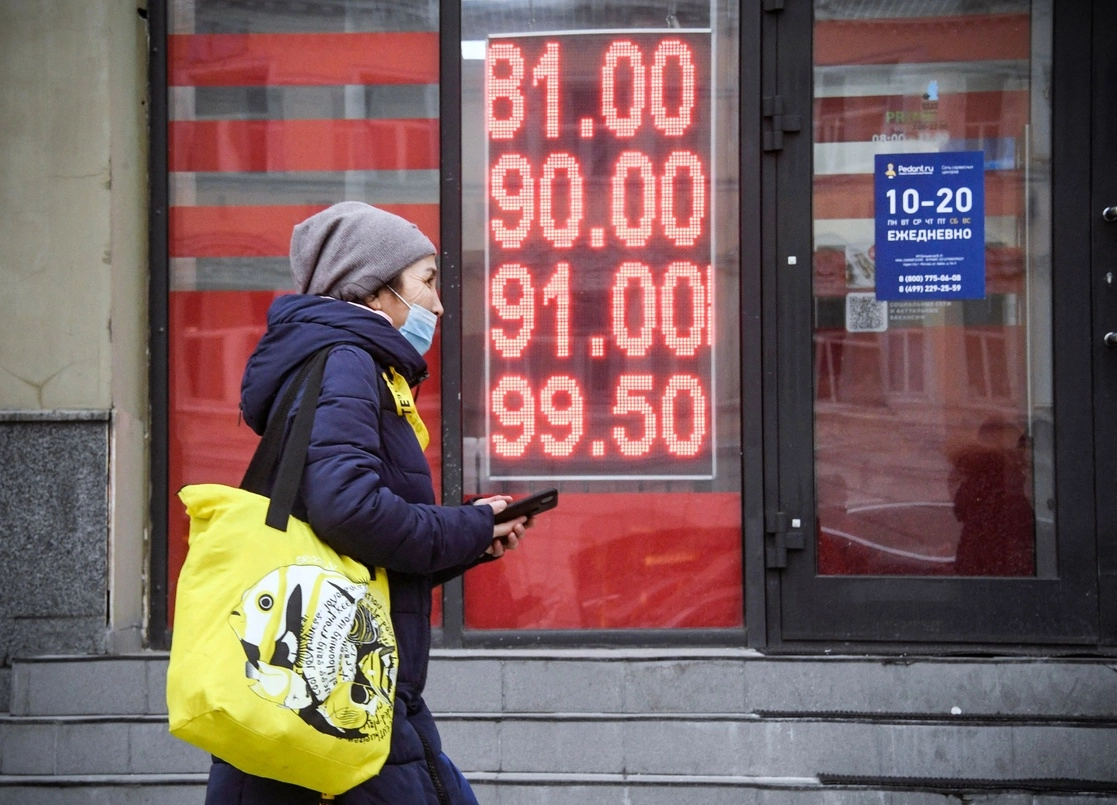 Fachada de una oficina de cambio de divisas en Moscú, Rusia, el 24 de febrero de 2022. Foto Afp
