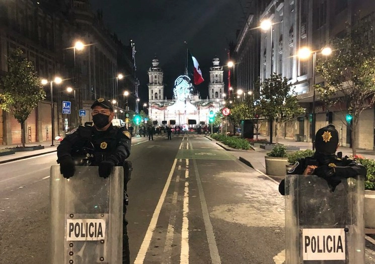 Vigilancia en la zona Centro ayer, previo a la ceremonia del Grito de Independencia. Foto Roberto García