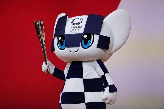 Miraitowa, la mascota de los Juegos Olímpicos sostiene la antorcha olímpica, en imagen de archivo. Foto Afp