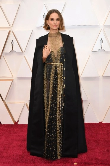 La actriz Natalie Portman muestra su rechazo ala situación con un abrigo bordado con el nombre de las directoras mujeres. Foto Afp