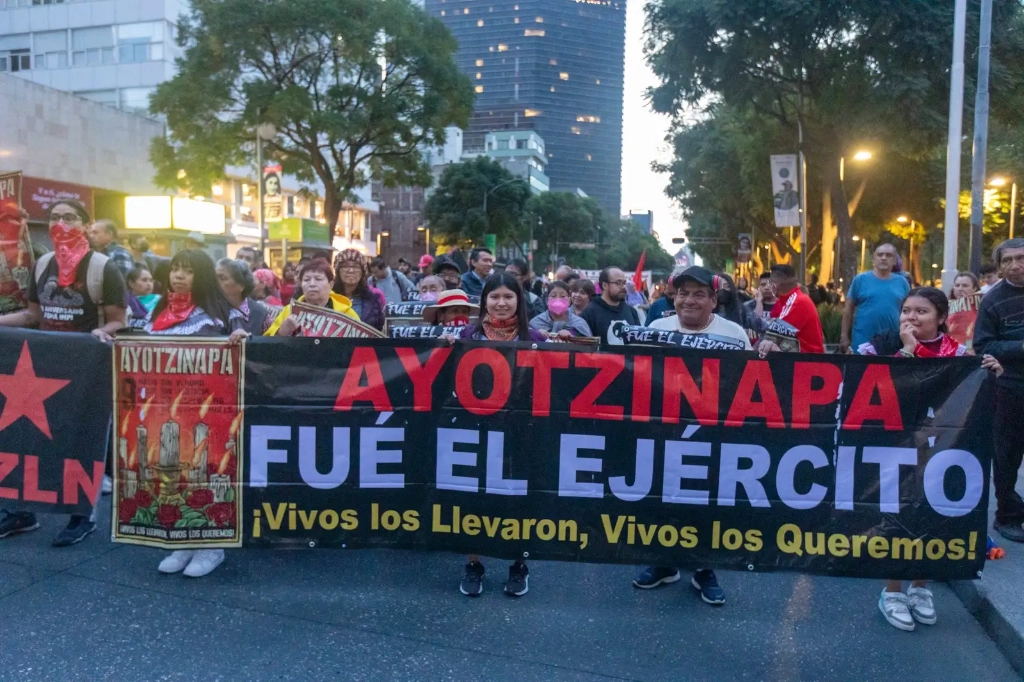 Durante una marcha de alumnos y padres de los estudiantes desaparecidos de la normal rural de Ayotzinapa. Foto Pablo Ramos / Archivo
