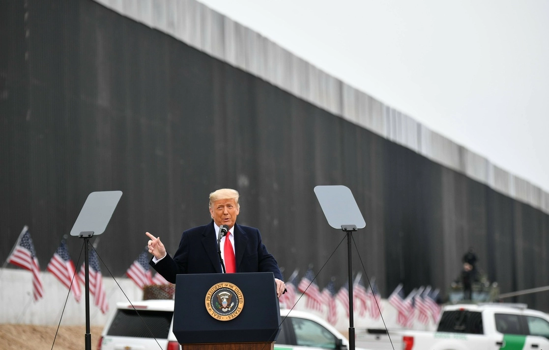 El presidente Donald Trump habla el 12 de enero de 2021 en la localidad de Alamo, Texas, en la frontera con México y frente al muro que marca el límite desde el lado estadunidense. Foto Afp