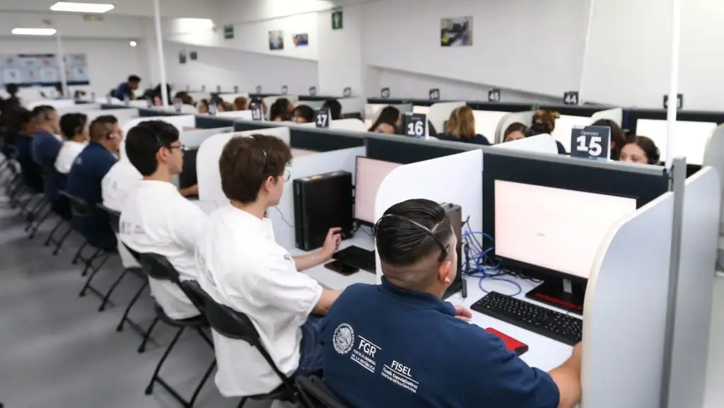 El sistema de atención FISETEL cuenta con un equipo de 100 operadores telefónicos que ayudarán a los ciudadanos con sus dudas, y en su caso, para levantar una denuncia que será turnada a los ministerios públicos especializados en delitos electorales. Imagen tomada de https://www.facebook.com/FGRMexico
