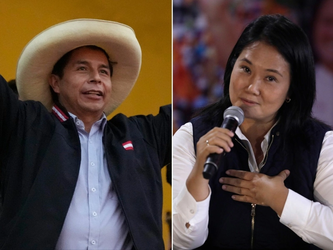 Partidarios del socialista Pedro Castillo marcharon ayer en Tacabamba, pueblo natal del candidato de Perú Libre, con lápices gigantes, el símbolo de la campaña del maestro rural y líder sindical. Foto Afp