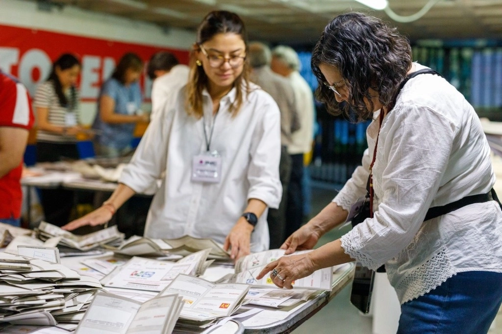 Conteo de boletas tras la jornada electoral. Foto Pablo Ramos