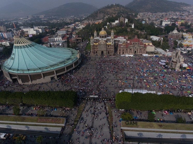 Feligreses en la Basílica de Guadalupe, en la Ciudad de México. Foto Pablo Ramos / Archivo