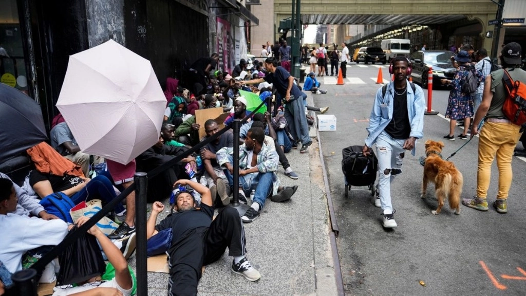Con su ubicación en Midtown Manhattan, el Roosevelt se convirtió en un ejemplo muy visible de lo que los funcionarios de la ciudad llamaron una crisis migratoria. En el verano de 2023, algunas personas durmieron en la calle frente al hotel, esperando una cama. Foto tomada de X.