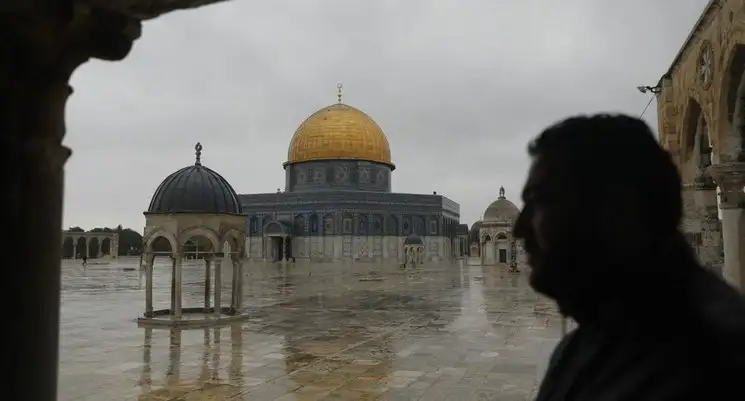 La Gran Mezquita de Al Aqsa ubicada en la Explanada de las Mezquitas, tercer sitio más sagrado del Islam, estará cerrada tres semanas como parte de las medidas contra el coronavirus. Foto Afp/ archivo 