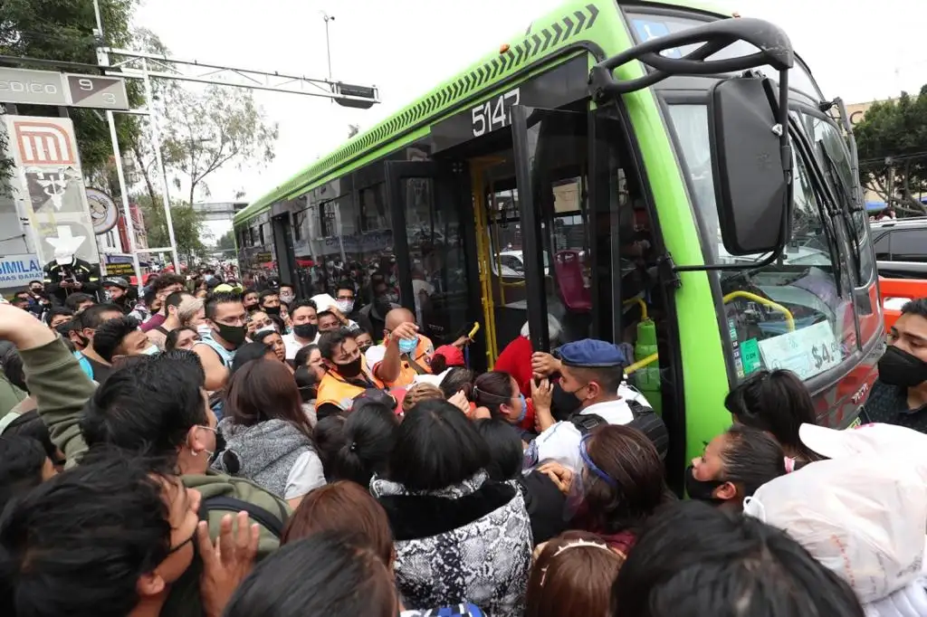A las afueras de la estación Centro Médico, usuarios del Metro esperaron  por más de una hora la llegada de camiones RTP para continuar su traslado. Foto: Luis Castillo