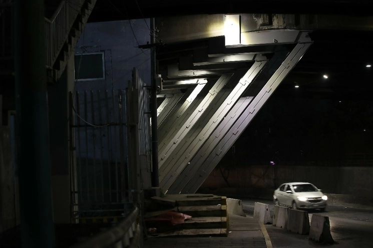 El secretario de Obras, Jesús Esteva, aseguró que este tramo no tiene ningún riesgo, pues con los puntales colocados en la terminal Pantitlán se duplicó su resistencia.Foto Yazmín Ortega