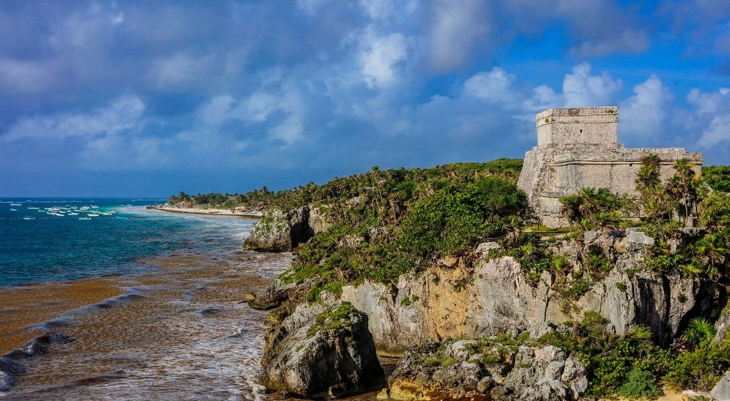 Como parte de los proyectos vinculados al Tren Maya, Tulum recibirá atención en sus accesos, senderos, taquillas, baños, señalética y estacionamientos. Foto cortesía