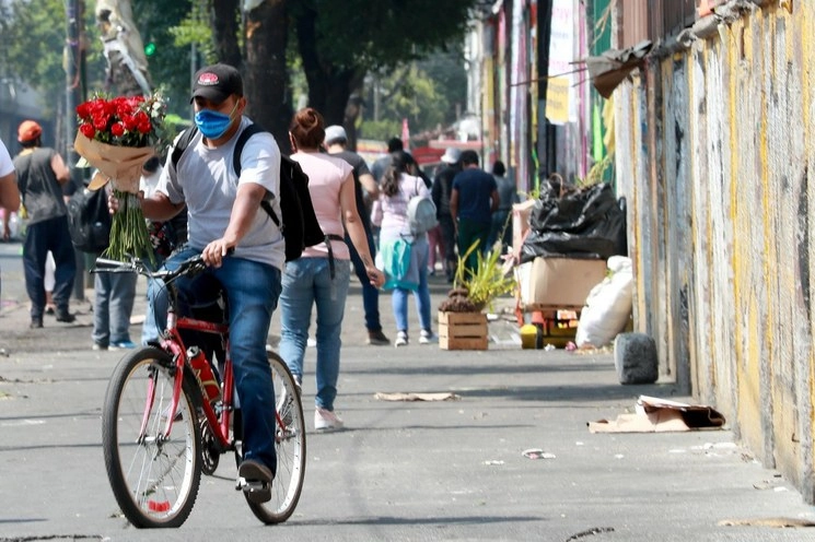 El cierre del mercado Jamaica no impidió que comerciantes vendieran flores en sus casas ni que colocaran sus puestos en calles aledañas para ofrecer arreglos en la celebración del Día de las Madres. Foto María Luisa Severiano 