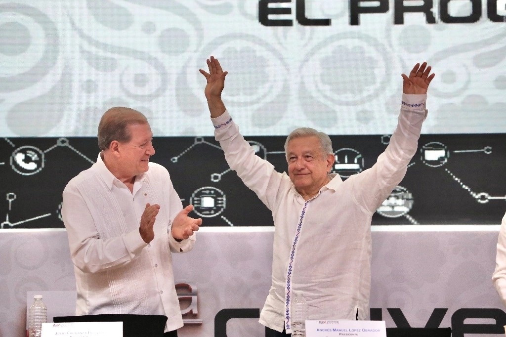 El líder de la ABM, Julio Carranza Bolívar, y el presidente, Andrés Manuel López Obrador, en la 87 Convención Bancaria. Foto Luis Castillo