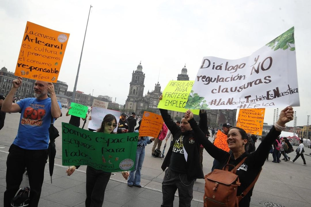 Cerveceros artesanales realizaron una protesta en el Zocalo para manifestarse en contra de los cierres de sus fuentes de trabajo. Foto 