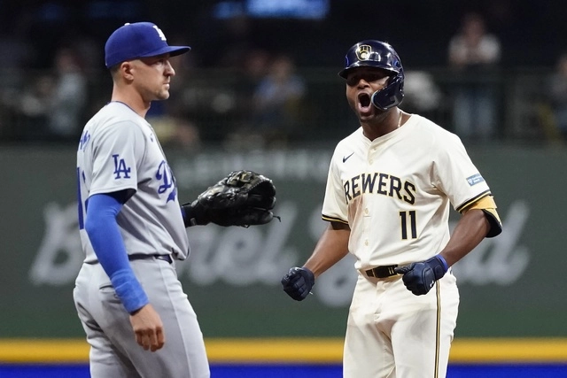 Los venezolanos Jackson Chourio y William Contreras jonronearon en la primera entrada y anotaron otra vez en la octava para los Cerveceros. Foto Ap