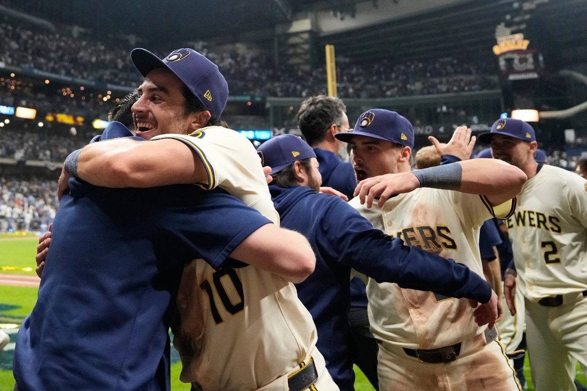 Los jugadores de los Cerveceros de Milwaukee celebran su victoria sobre los Cachorros de Chicago en el quinto juego de la Serie Divisional de la Liga Nacional de béisbol, el sábado 11 de octubre de 2025, en Milwaukee. Foto