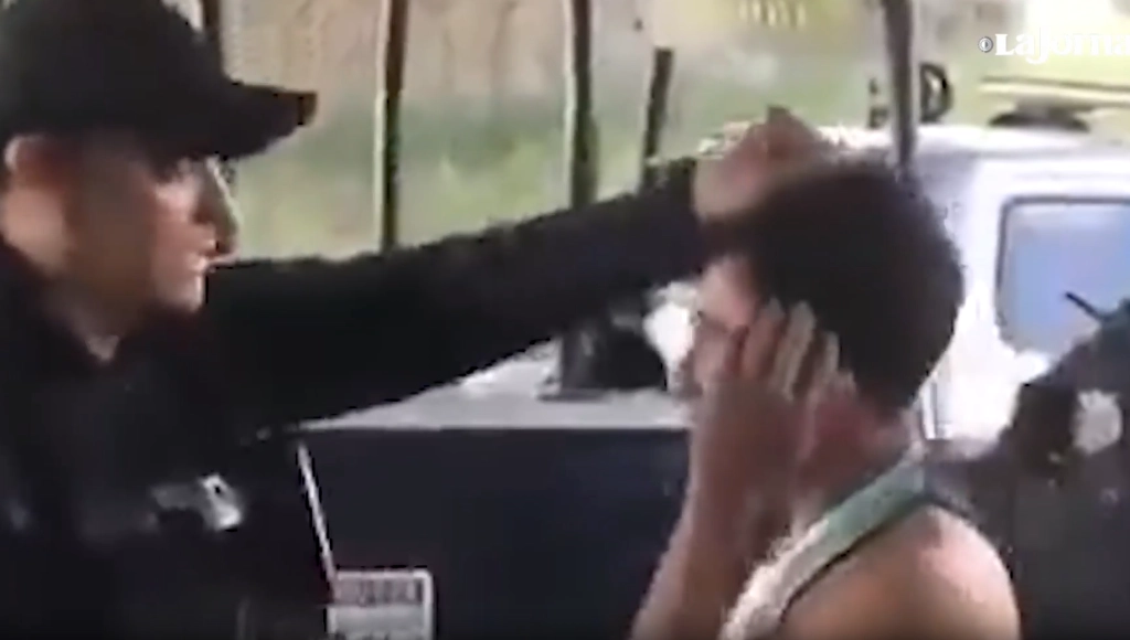 El comisario Eduardo Morales Palomino fue despedido luego de que se comprobó su participación en la humillación y golpes a dos jóvenes detenidos en Celaya en 2020. Foto Captura del video difundido en redes