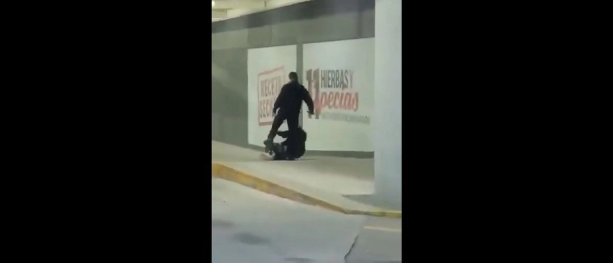 En el video se aprecia como el agente patea el rostro del indigente sin que este opusiera ninguna resistencia. Foto