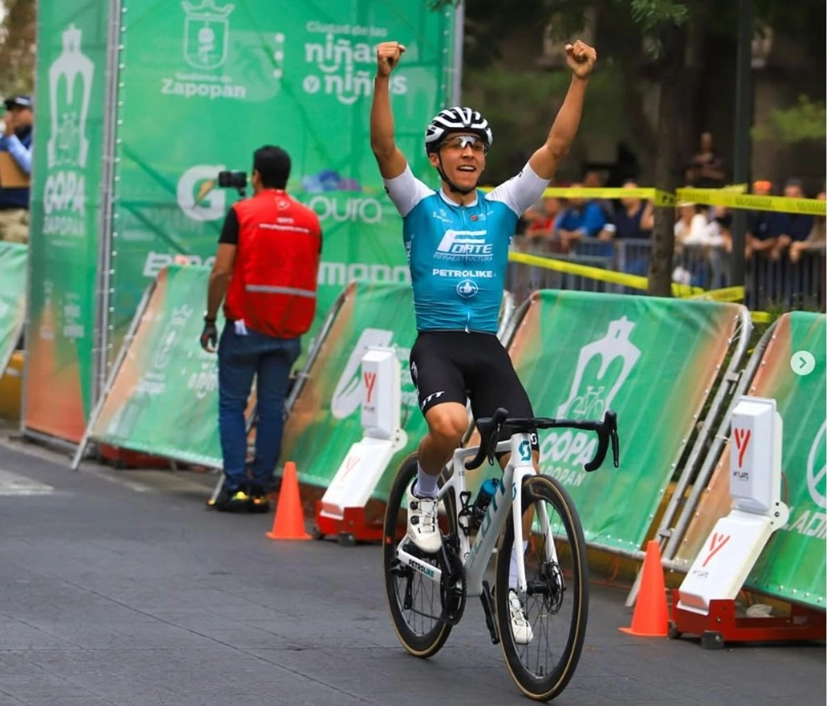 El mexicano César Macías llegó en el tercer sitio de la etapa uno del Tour de l’Avenir 2025, considerado como el Tour de Francia sub-23. Foto 
