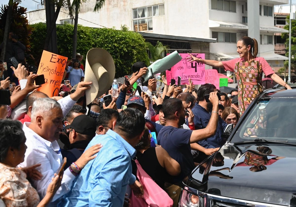 De gira en Guerrero, Claudia Sheinbaum recibió un pliego petitorio de la Ceteg que exige la reinstalación de una mesa de trabajo tripartita. Foto 

