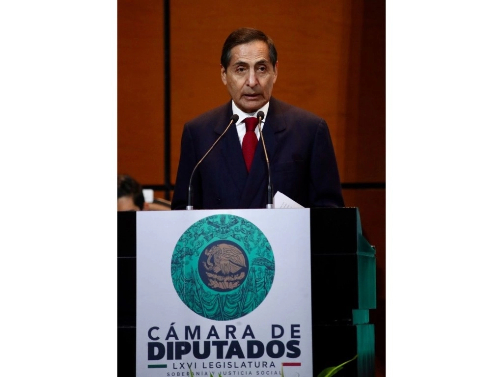 El secretario de Hacienda, Rogelio Ramírez de la O, tras entregar el paquete económico 2025 en la Cámara de Diputados, el 15 de noviembre de 2024. Foto Yazmín Ortega Cortés

