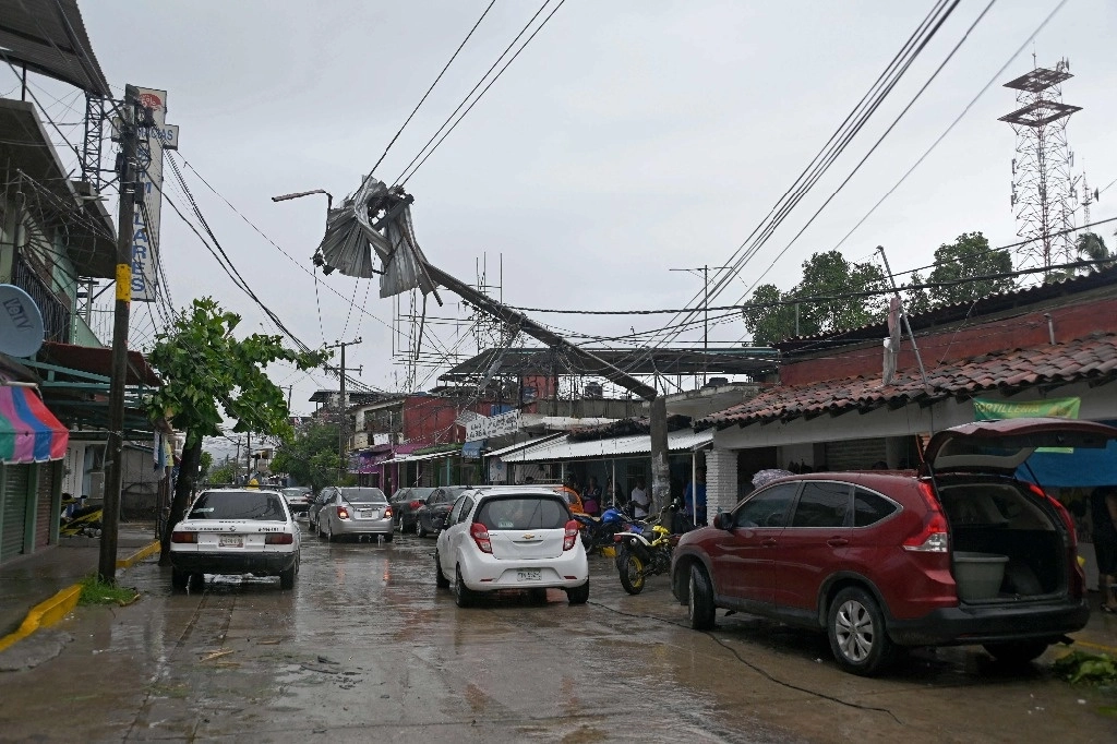 CFE suspendió por seguridad el suministro de energía eléctrica a 44 mil usuarios de Chilpancingo y Acapulco, zonas afectadas por inundaciones dejadas por el huracán 'John'. Foto Afp
