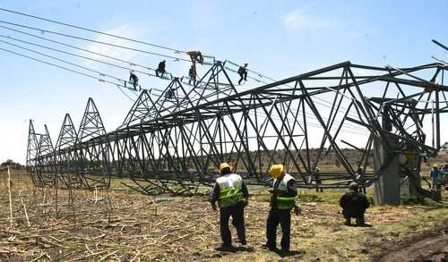 Miguel López, coordinador de administración y servicios de Pemex, detalló que el gasto anual de la CFE es de unos 250 mil millones de pesos. La imagen, en las torres de alta tensión de Huehuetoca. Foto Javier Salinas / Archivo 